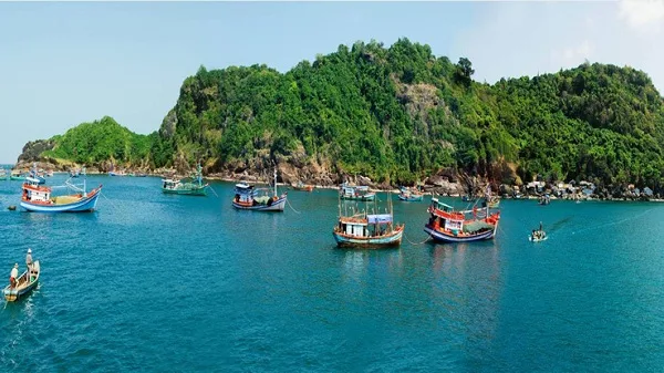 Đảo Hòn Khoai nhìn từ trên cao — xanh tươi giữa biển xanh ngắt