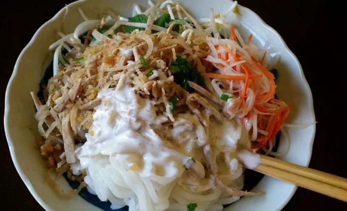 Đĩa bánh tằm bì chan nước cốt dừa sánh