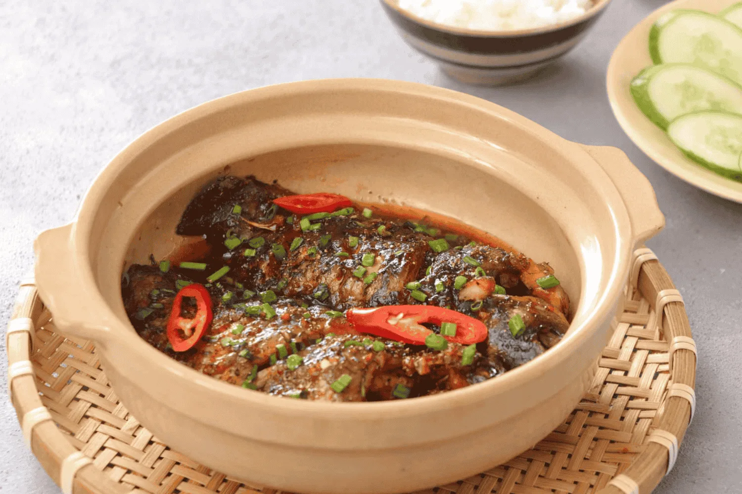 Cá kèo kho tộ kẹo dẻo hành ớt bốc khói