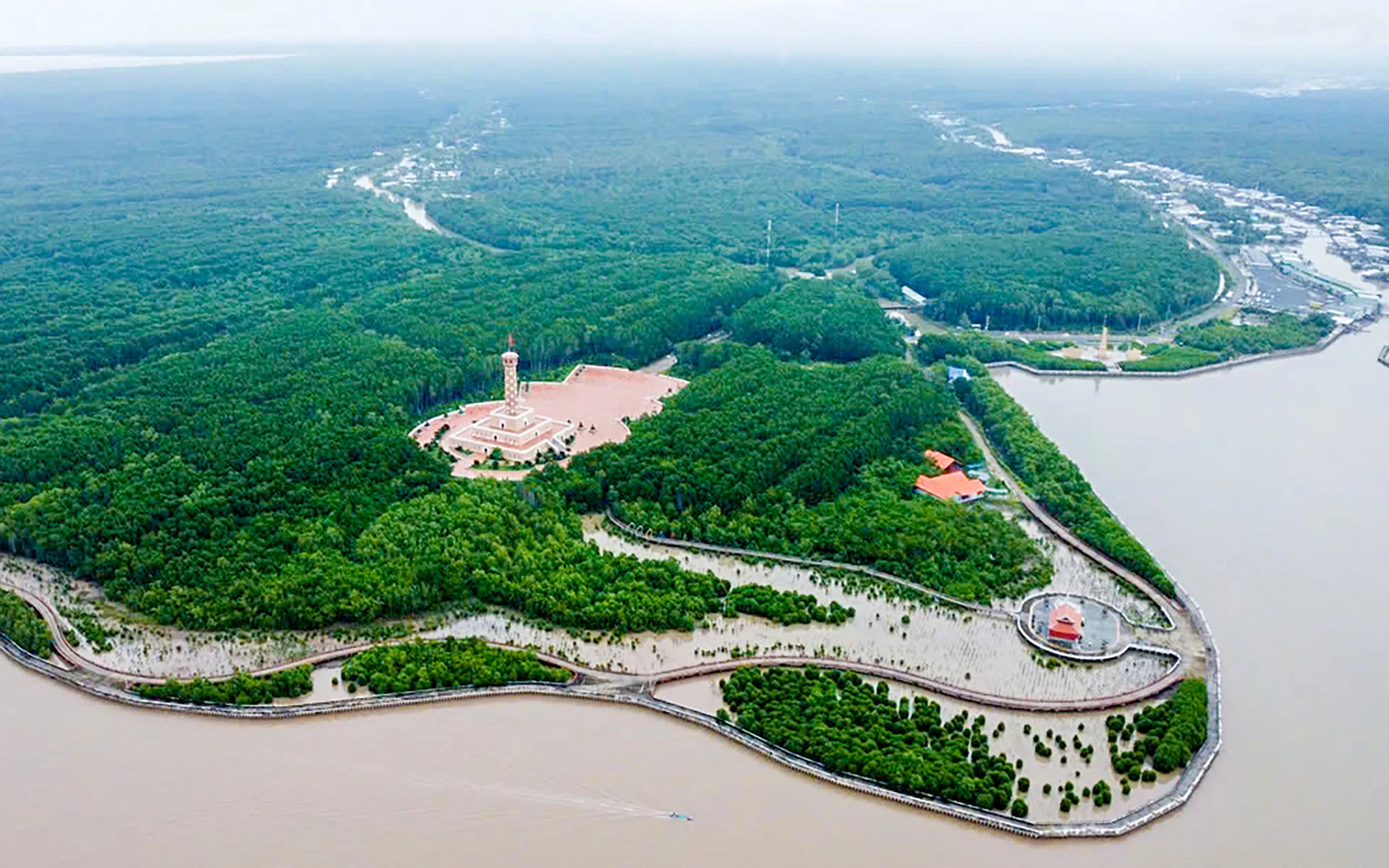 Cầu gỗ xuyên lõi rừng đước Năm Căn